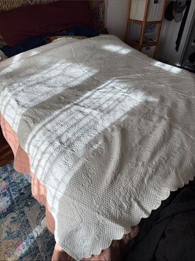 The Company Store White Quilted Bedspread  Scalloped Edge coverlet Queen